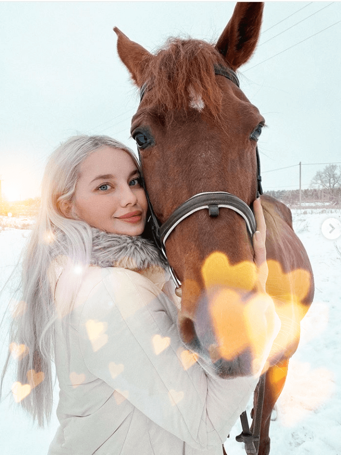 Jente og hest- Dahlia Design