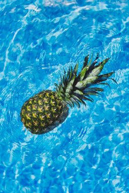 Pineapple in the pool veggbilde fra Dahlia Design