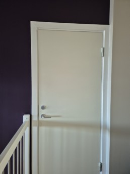 Fra hvit dør til dempet sort dør- Dahlia Design