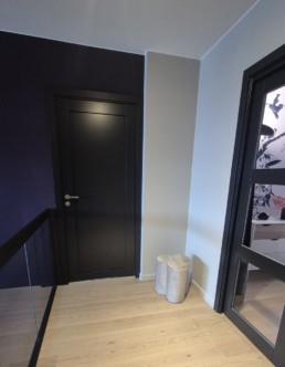 Sort dør og fornyet Dahlia Design